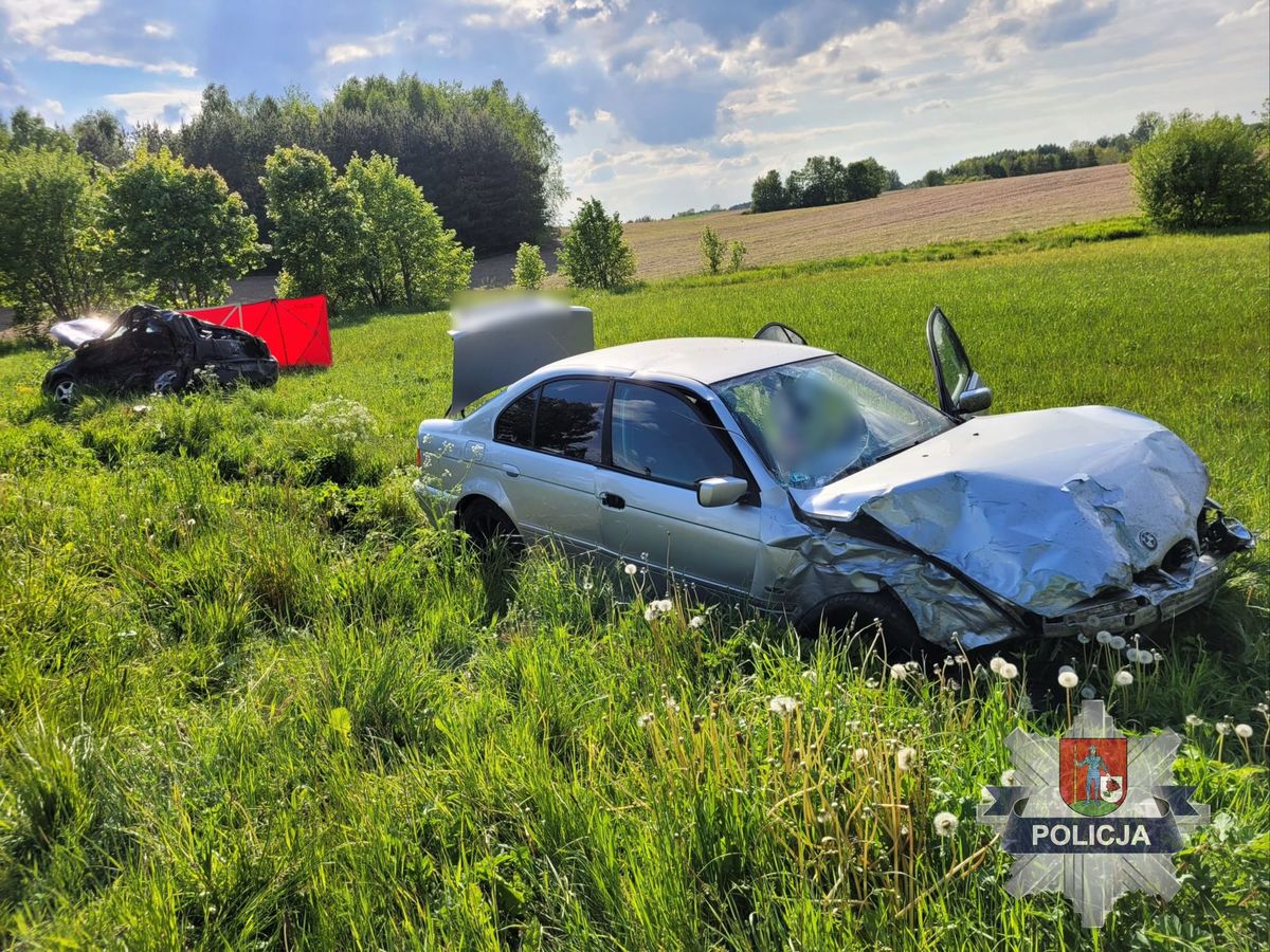 Miejsce zdarzenia wraz ze zniszczonymi autami