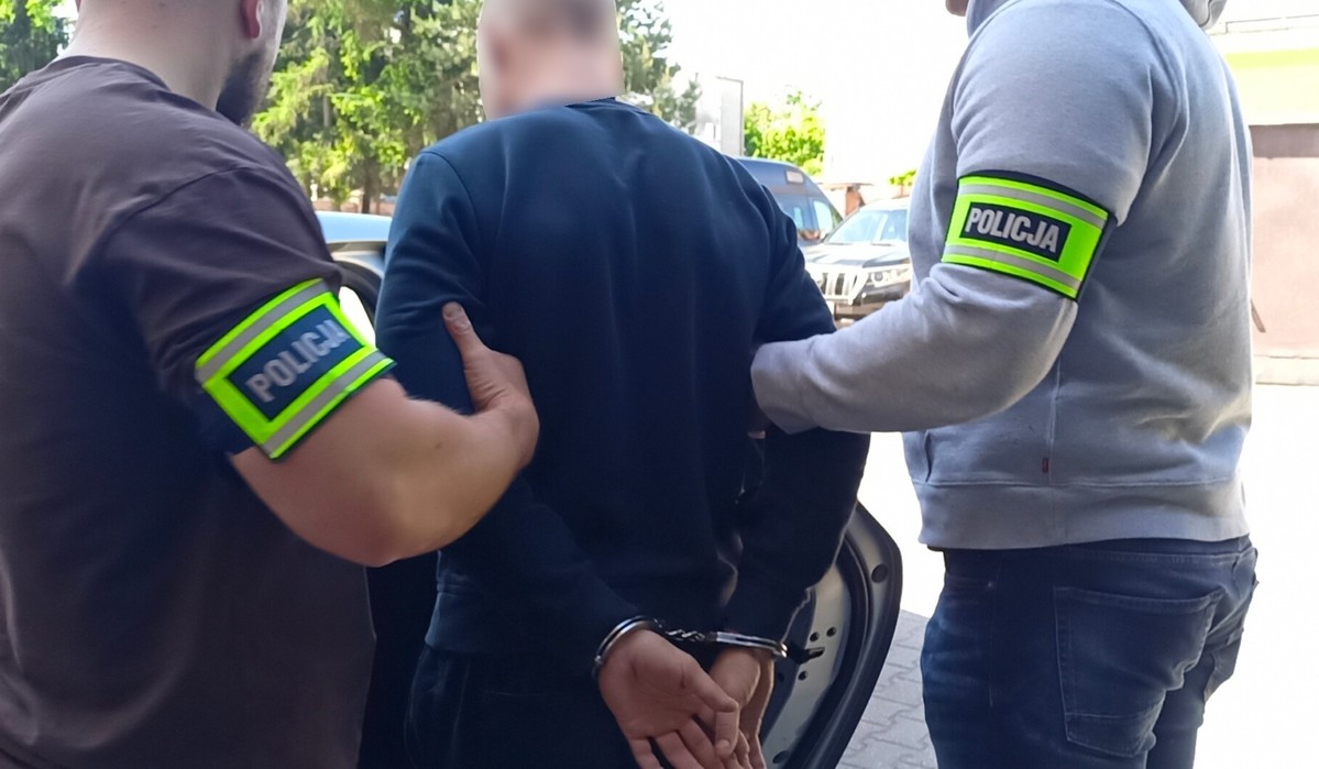 Policjanci i zatrzymany mężczyzna