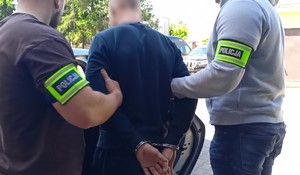 Policjanci i zatrzymany mężczyzna