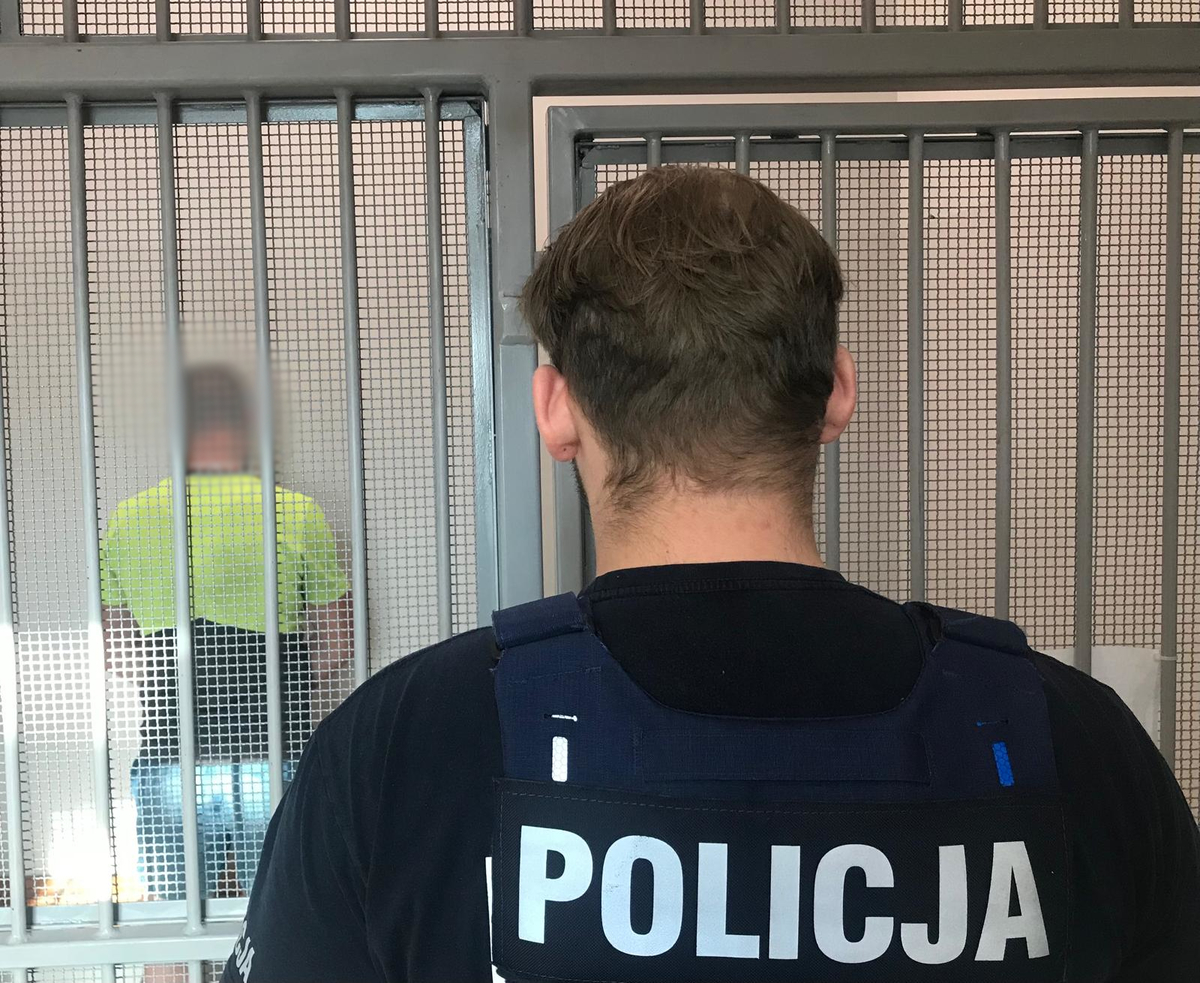 Policjant i zatrzymany mężczyzna