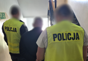 Policjanci i zatrzymany mężczyzna.