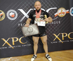 asp. Cezary Urbaniak z medalami i kartą