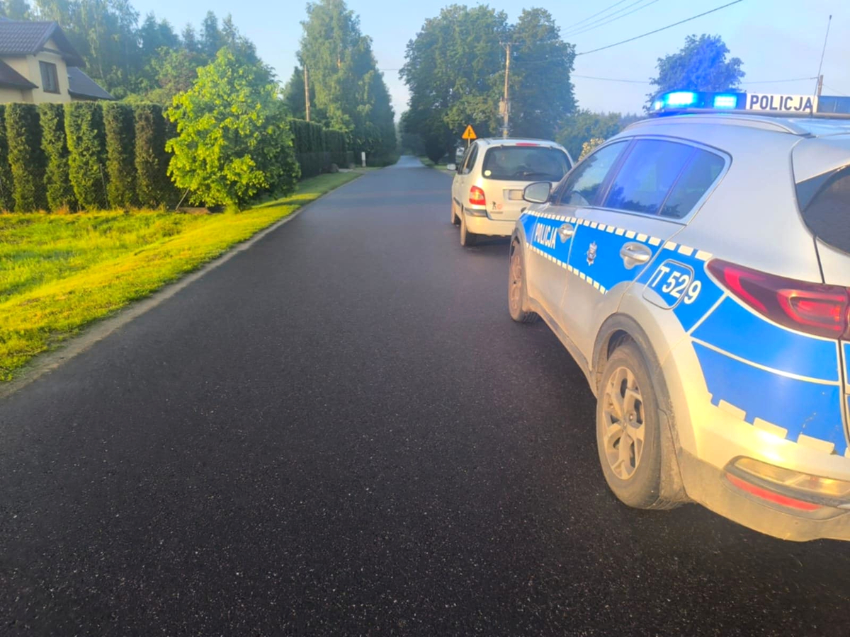 Policyjny radiowóz i auto