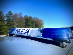 Fragment policyjnego radiowozu.