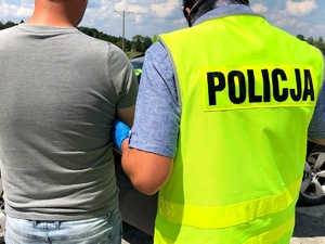 Policjant i zatrzymany mężczyzna