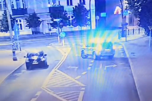 Radiowóz i auto na drodze