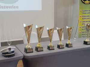 Puchary dla zwycięskich drużyn