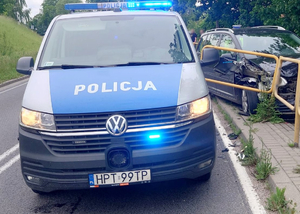 Policyjny radiowóz i uszkodzone auto