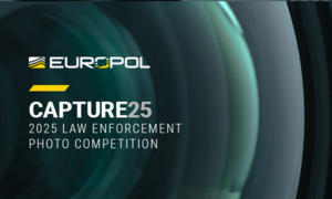 Plansza informująca o konkursie fotograficznym CAPTURE25.