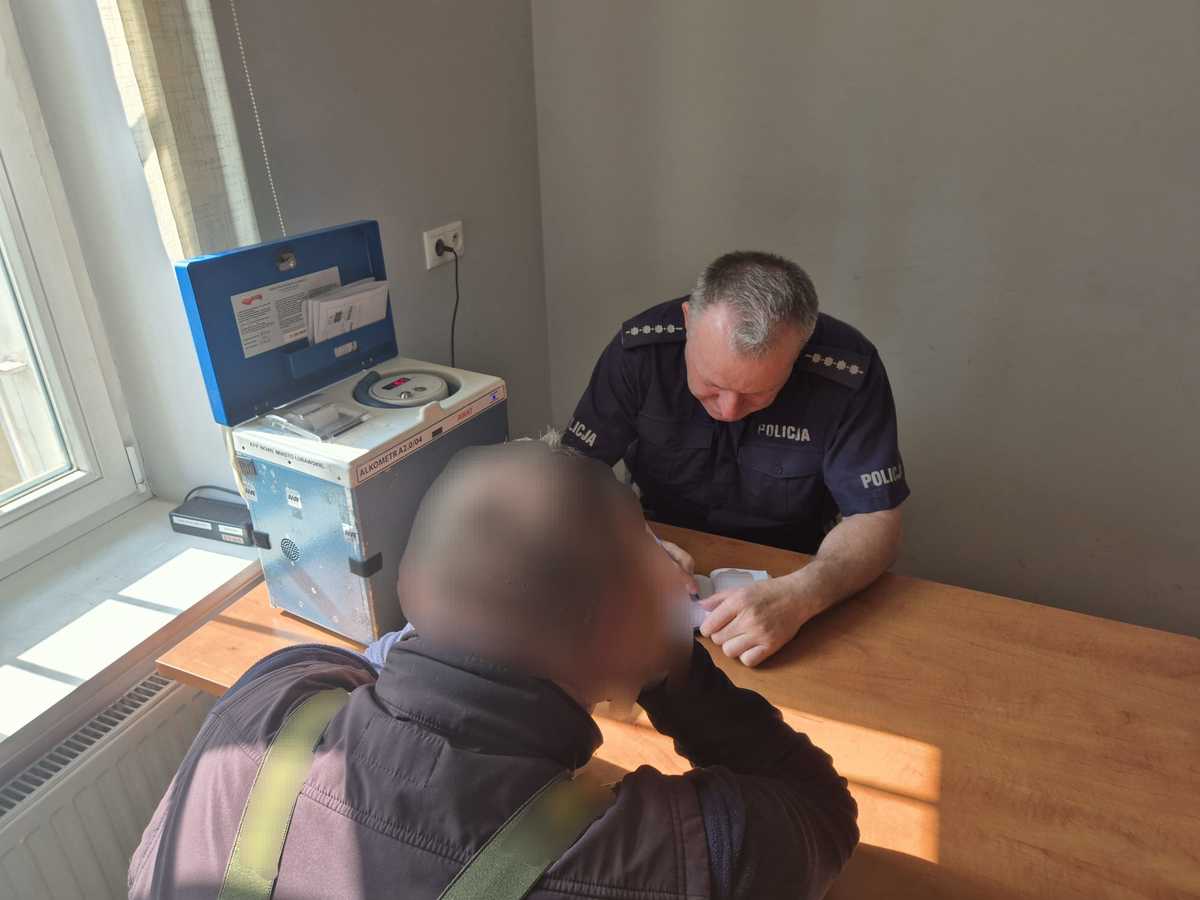 Policjant wykonujący czynności procesowe z udziałem mężczyzny