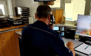 Policjant rozmawiający przez telefon.