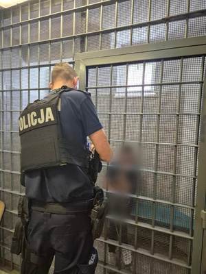 Policjant i osoba zatrzymana.