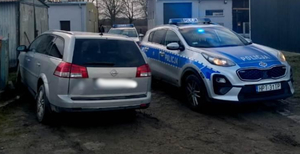 Auto i policyjne radiowozy