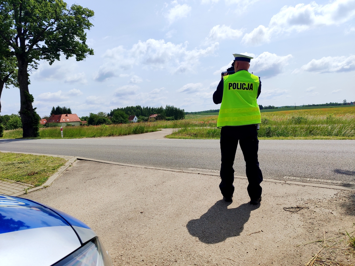 Policjant kontrolujący prędkość