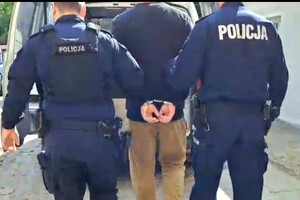Zatrzymany mężczyzna prowadzony przez policjantów