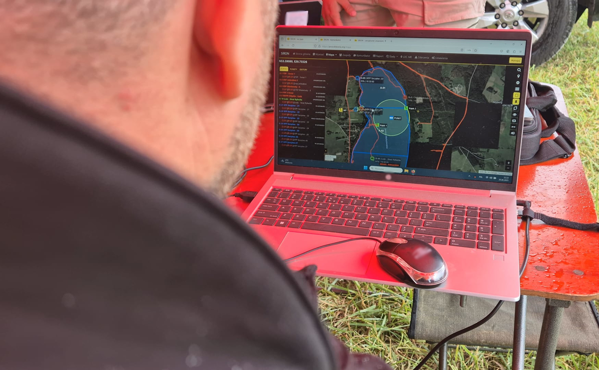 Policjant przy laptopie