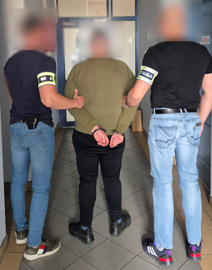 Policjanci i zatrzymany mężczyzna