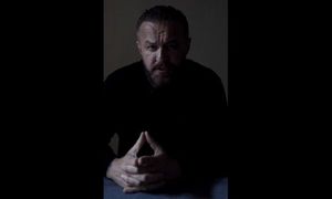 aktor opowiadający o kampani