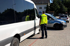 Policjant przy kontrolowanym pojeździe