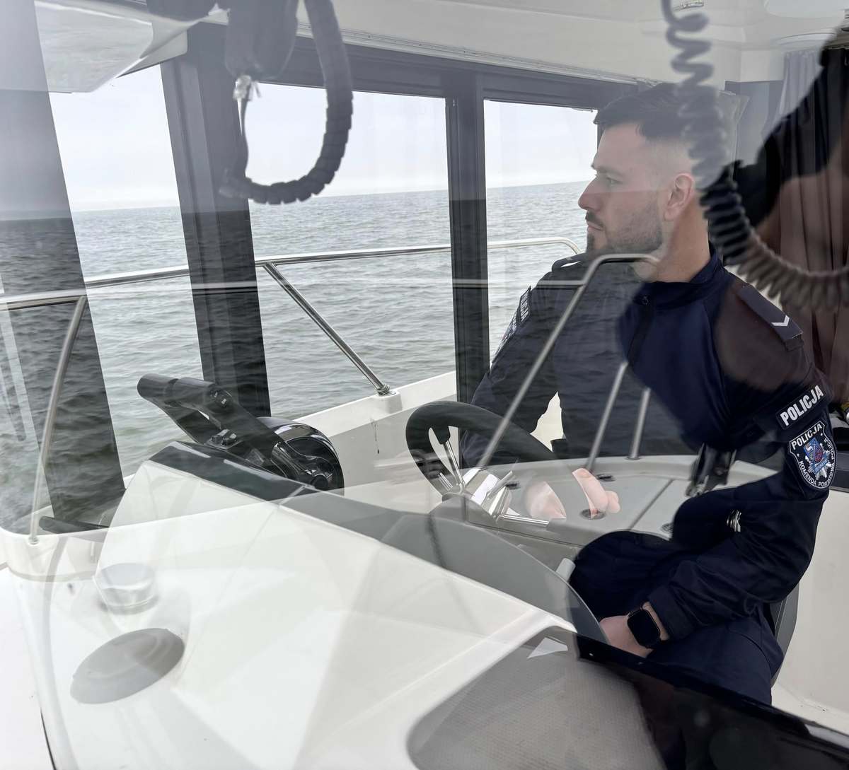 Policjant w łodzi