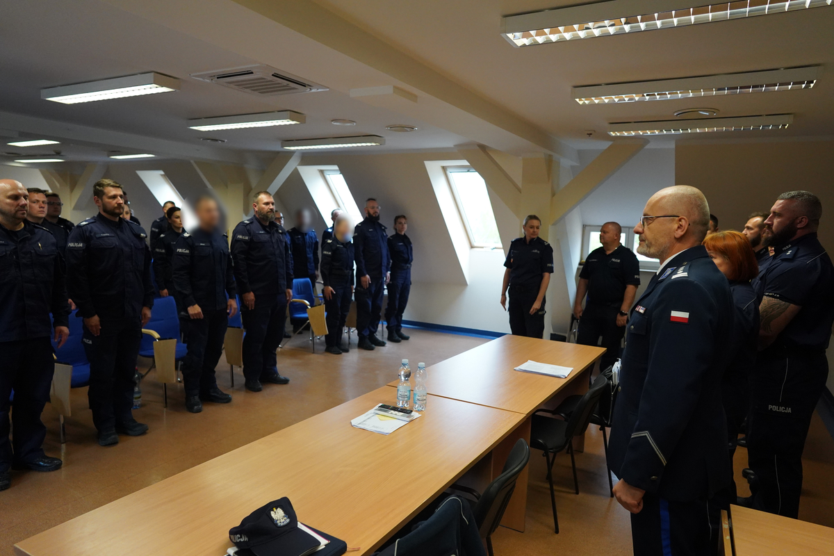 Funkcjonariusze podczas zakończenia kursu