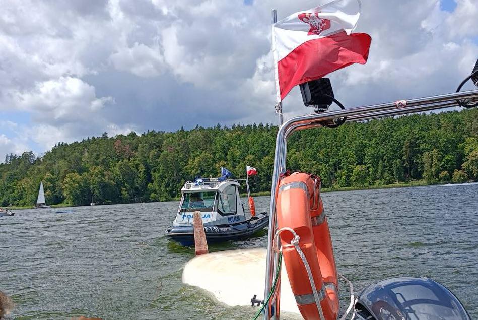 Policjanci podczas działań na wodzie
