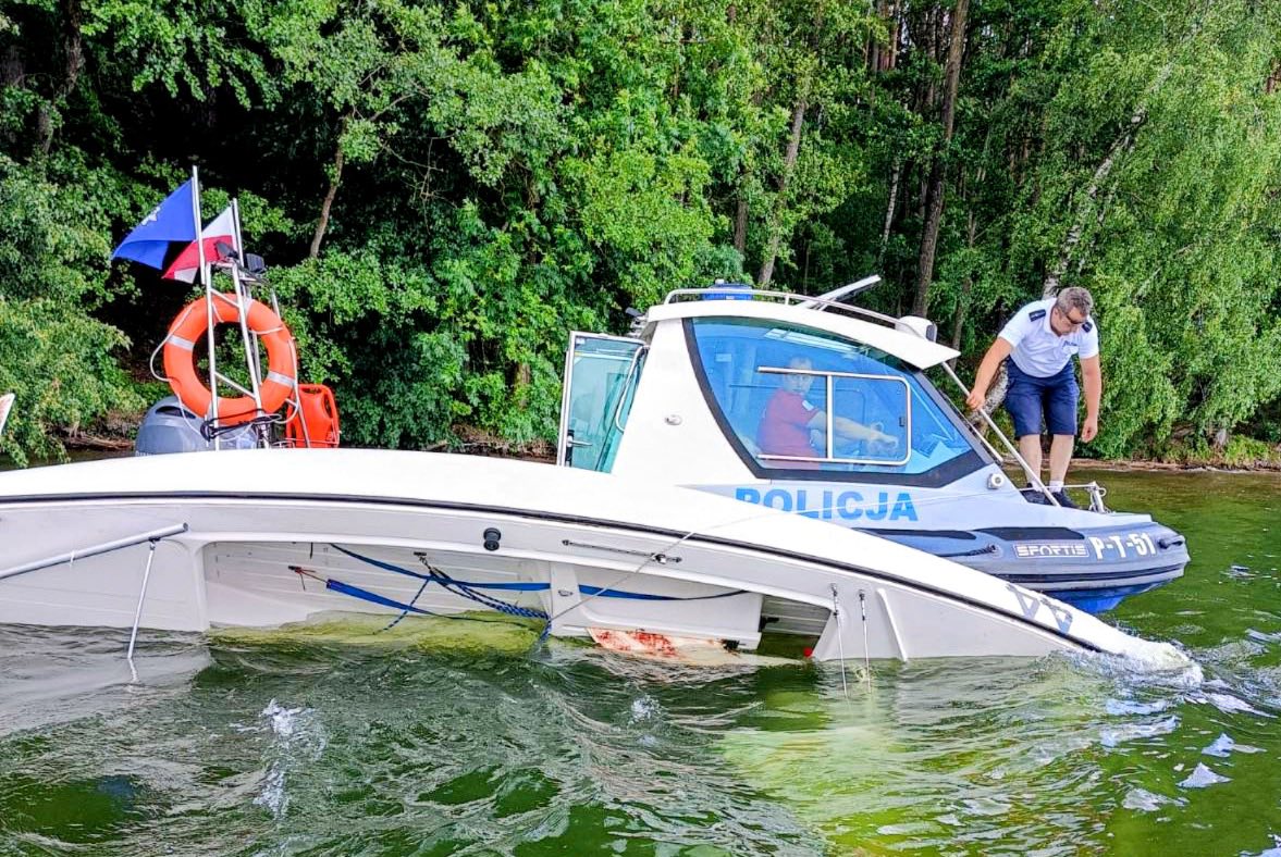 Policjanci podczas działań na wodzie