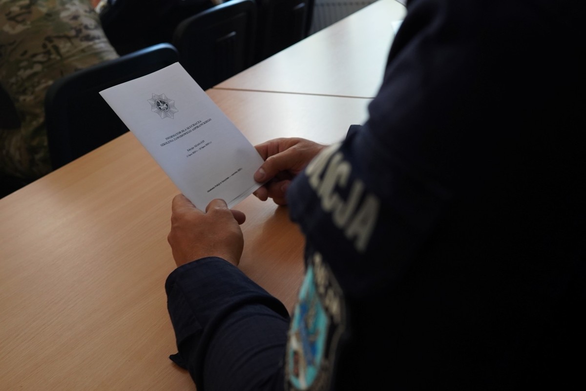 Policjant trzymający informator