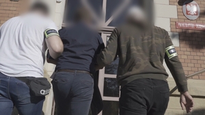 zatrzymany doprowadzany do prokuratury okręgowej