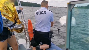 Policjant i osoba na łodzi