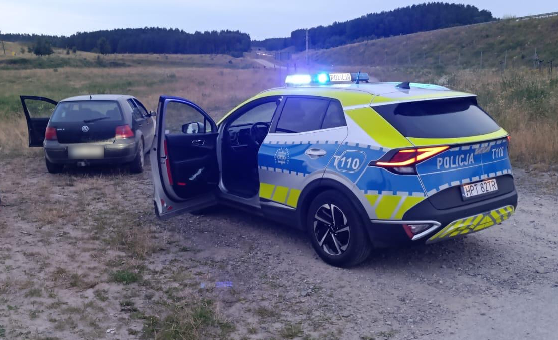 Policyjna radiowóz i auto