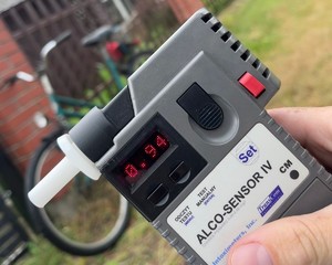 Alkomat a w tle rower.