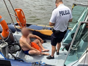 Turysta i policjant na policyjnej łodzi