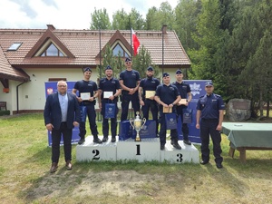 policjanci stojący na podium