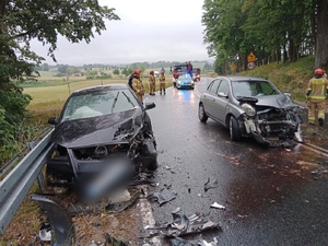 miejsce zdarzenia drogowego - rozbite dwa pojazdy