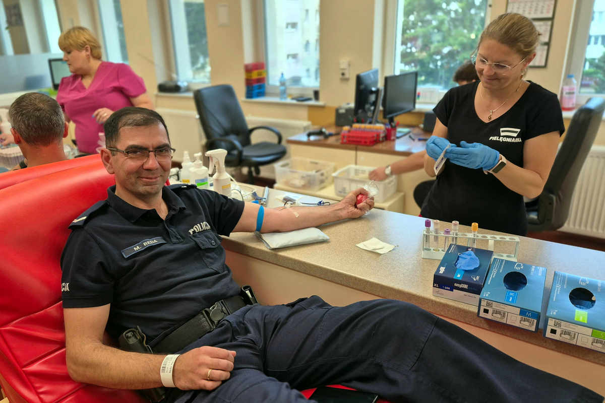 sierż. Marcin Reda z OPP w Olsztynie podczas akcji krwiodawstwa