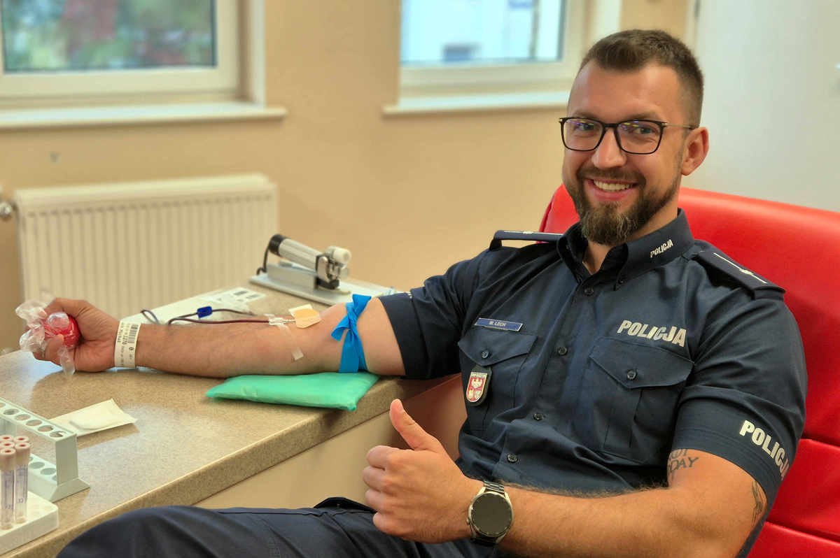 mł. asp. Michał Lech podczas akcji krwiodawstwa