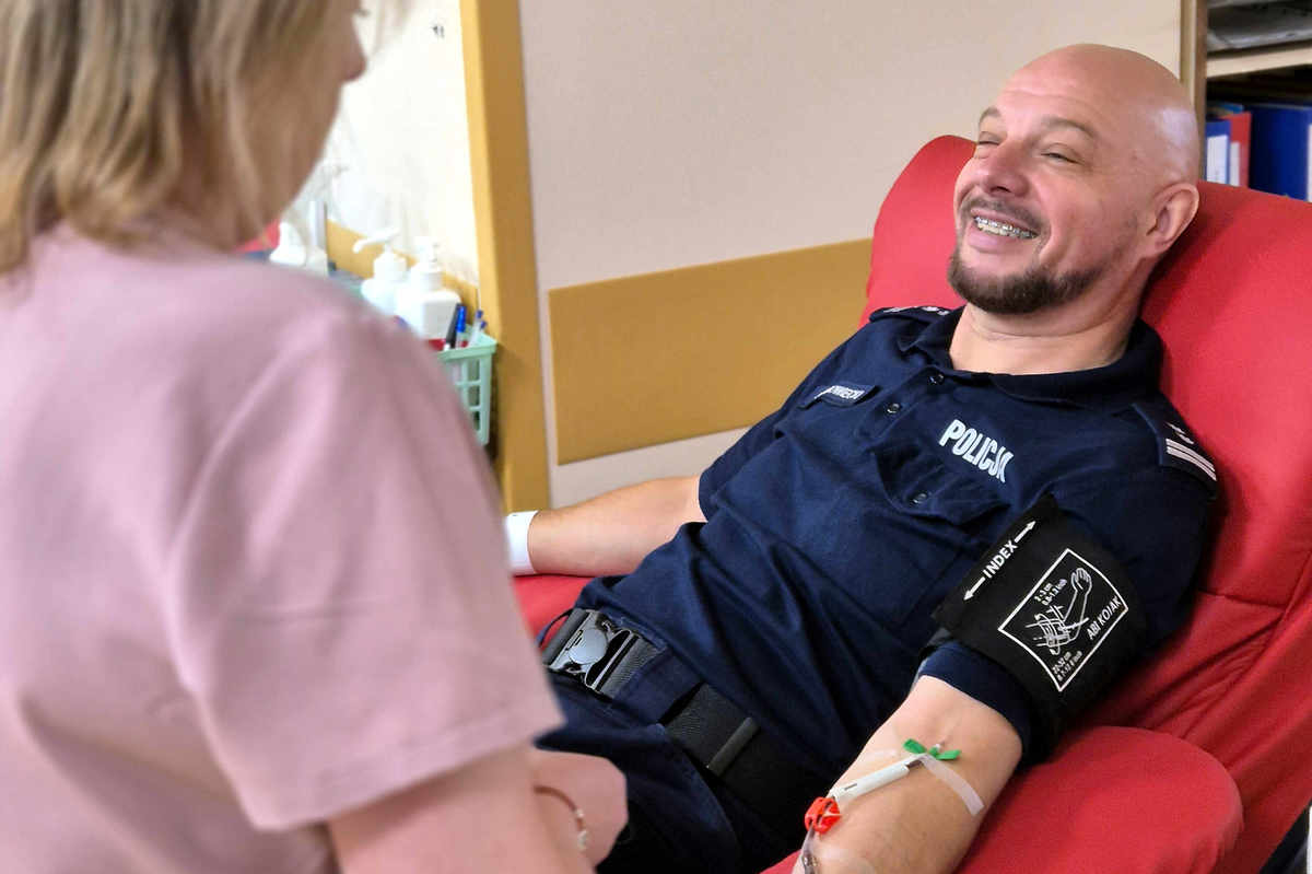 mł. insp. Andrzej Lubowiecki Zastępca Dowódcy Oddziału Prewencji Policji w Olsztynie w fotelu RCKiK