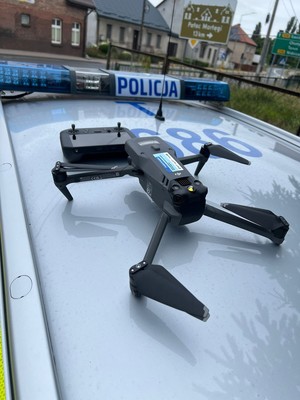 Dron i radiowóz