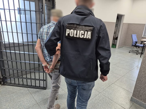 Policjant i zatrzymany mężczyzna