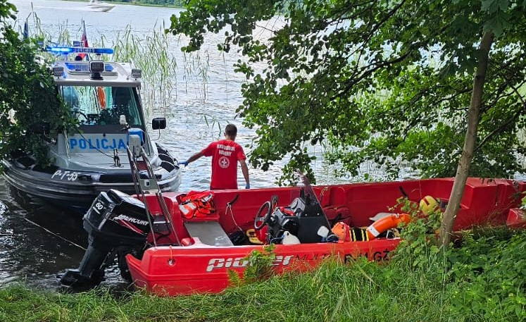 Służby na jeziorze.