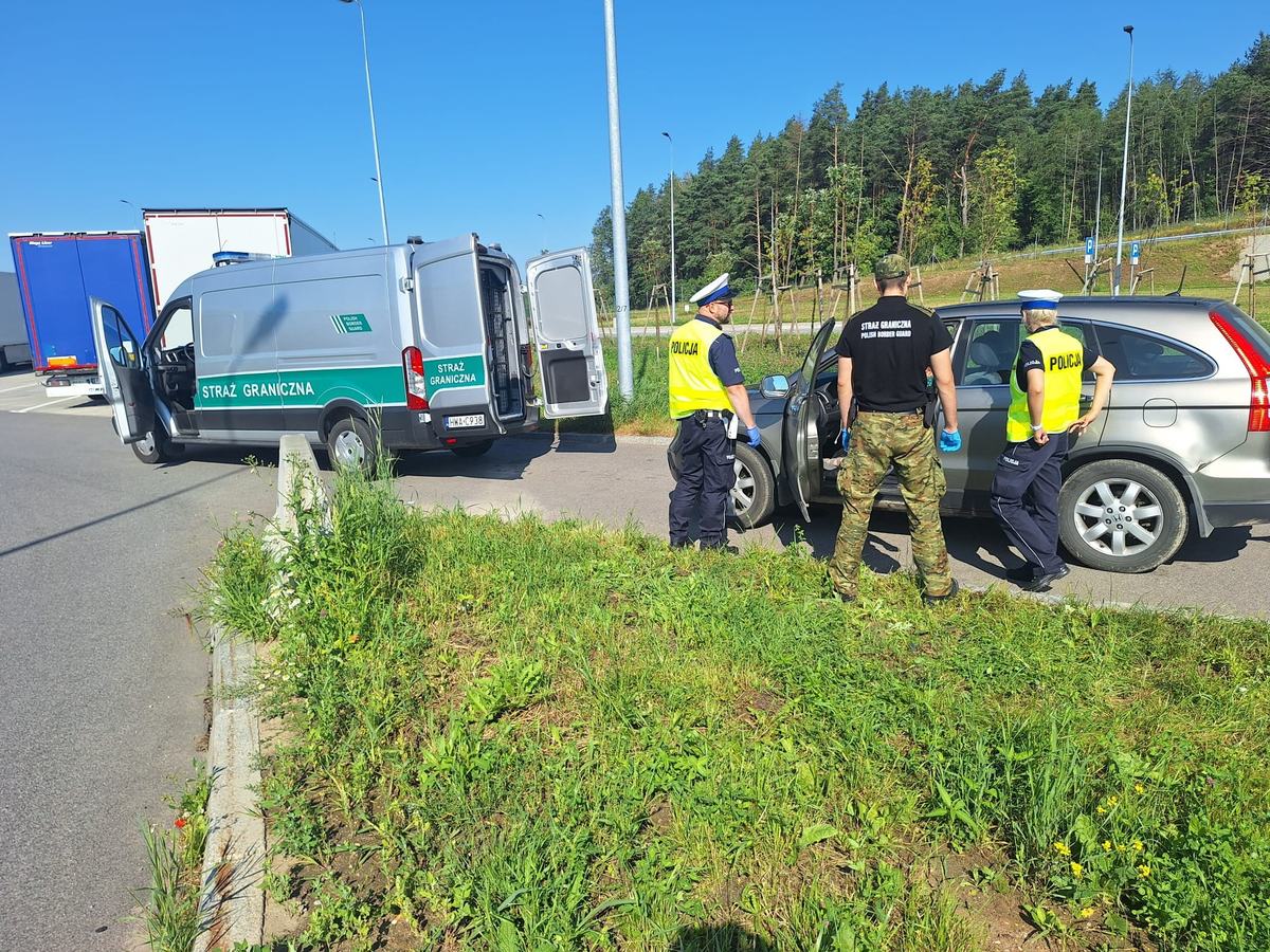 Służby podczas kontroli drogowej