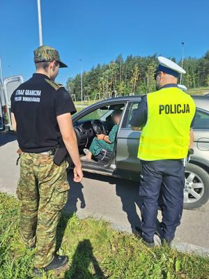 Służby podczas kontroli drogowej