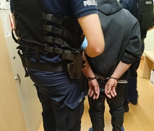 Policjant i zatrzymany mężczyzna.