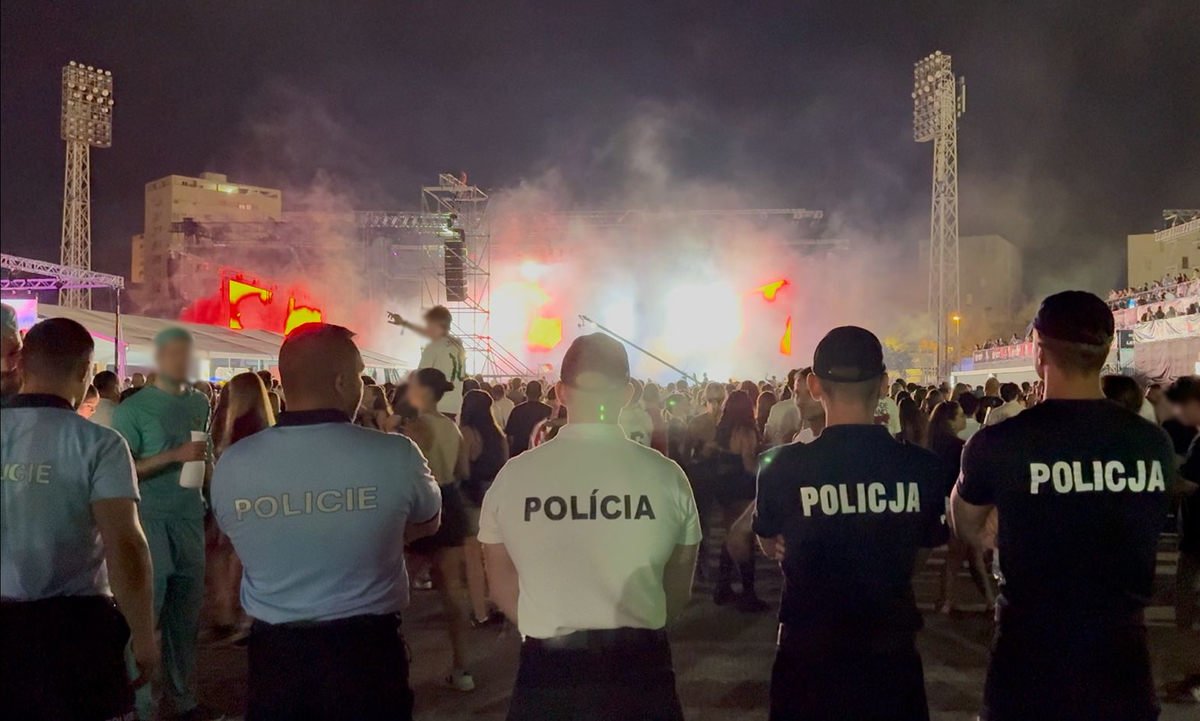 Policjanci podczas zabezpieczenia