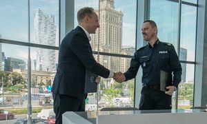 Komendant Główny Policji i Prezes Banku PKO BP Ściskają sobie dłonie.