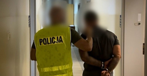 Prowadzenie zatrzymanego mężczyzny