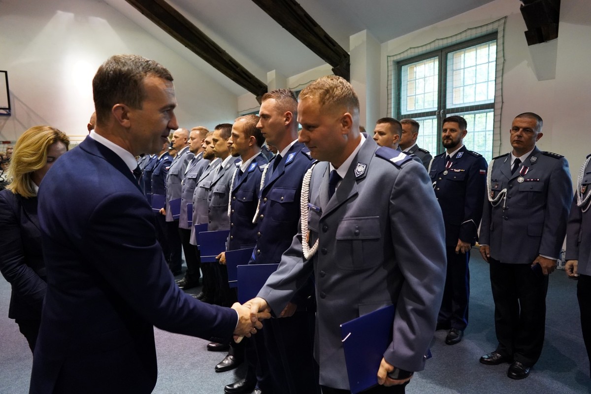 Uczestnicy ślubowania i Święta Policji OPP w Olsztynie