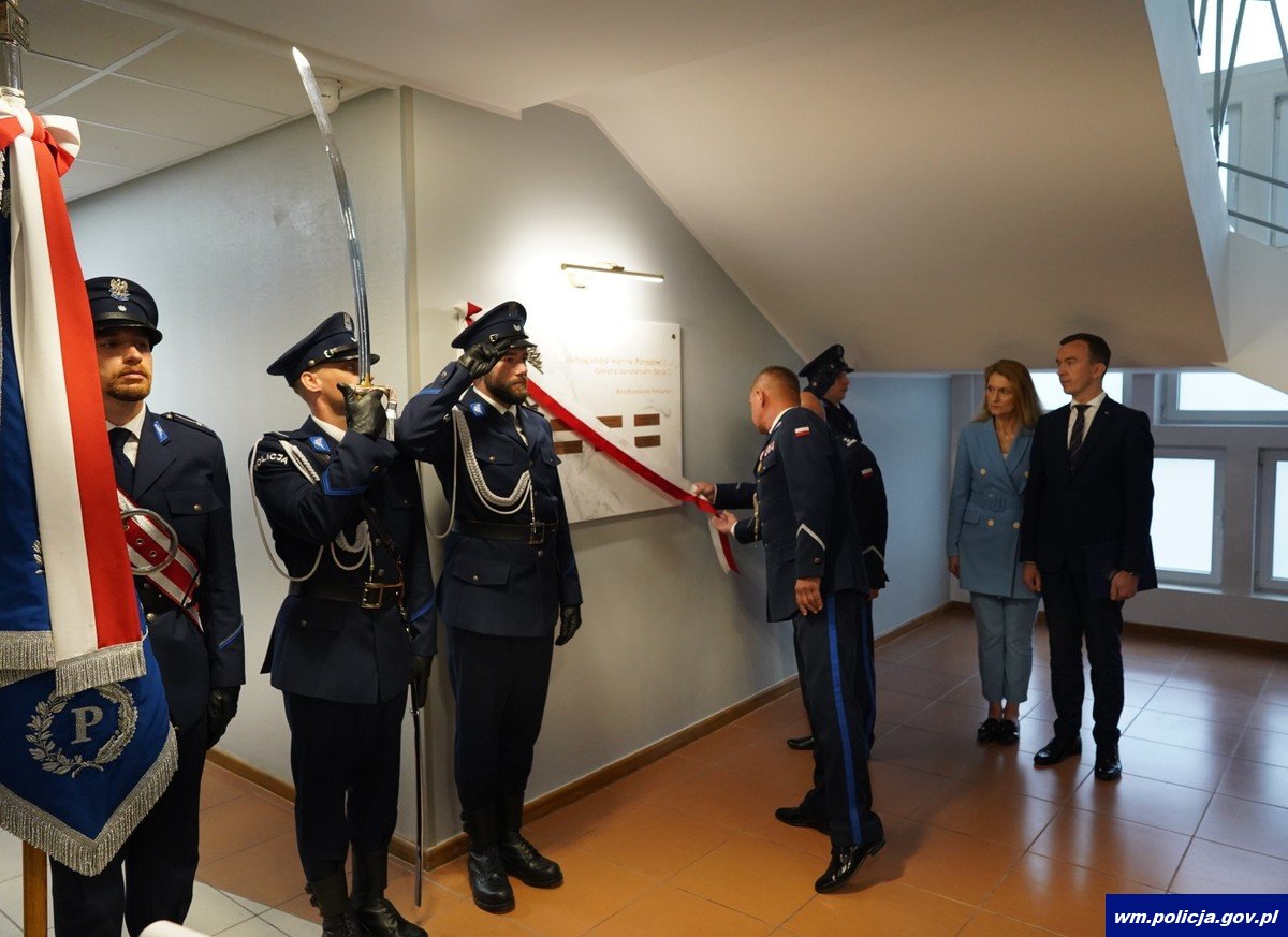 Uroczyste odsłonięcie tablicy upamiętniającej policjantów