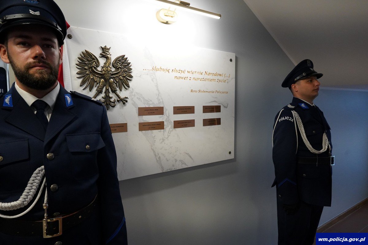 Uroczyste odsłonięcie tablicy upamiętniającej policjantów